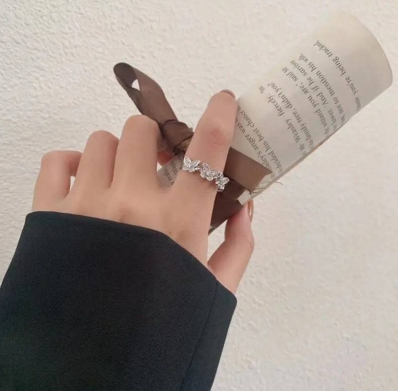 Ayarlanabilir Taşlı Kelebek Yüzük, Şıklık ve Zarafet Bir Arada | Gümüş Renk