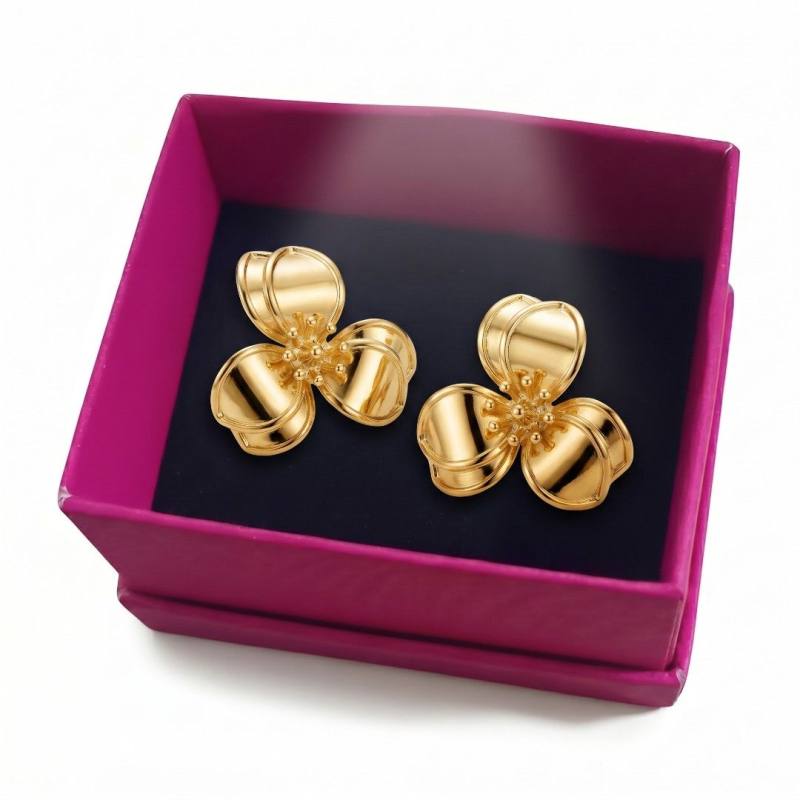 Kutulu Premium Çiçek Detaylı Gold Çelik Küpe