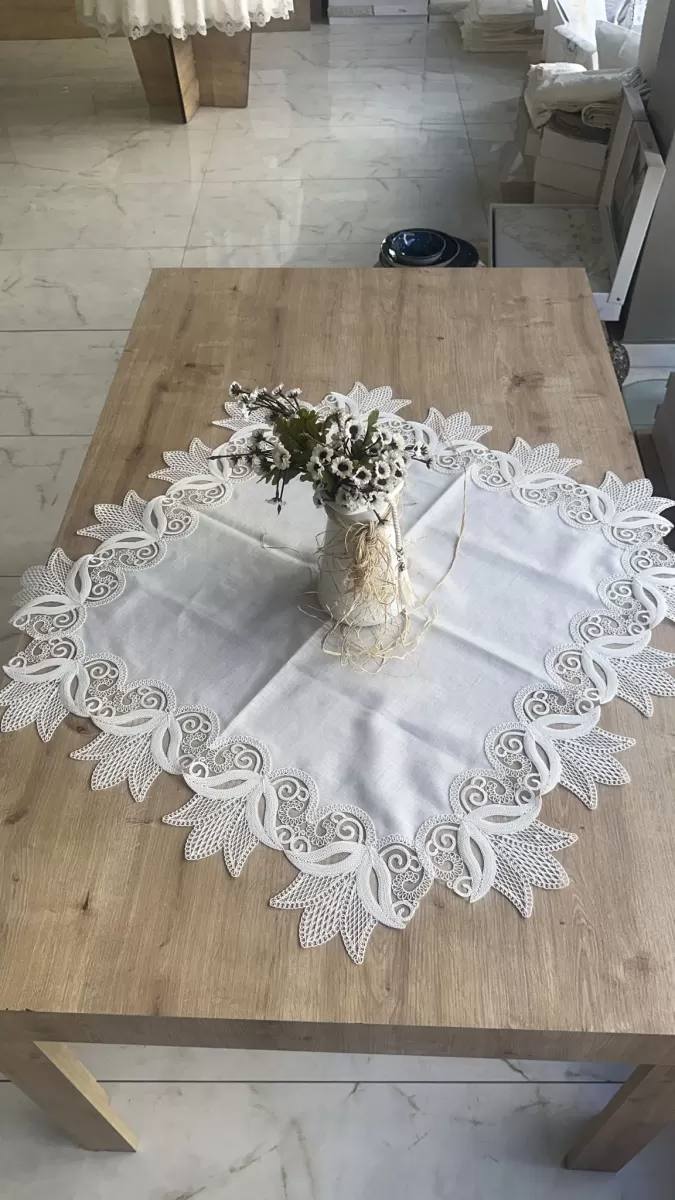 Masa Üzerine Runner, Sehpa Örtüsü Fransız Dantel Detaylı Kare 88x 88 cm Kayla Kreme Gümüş