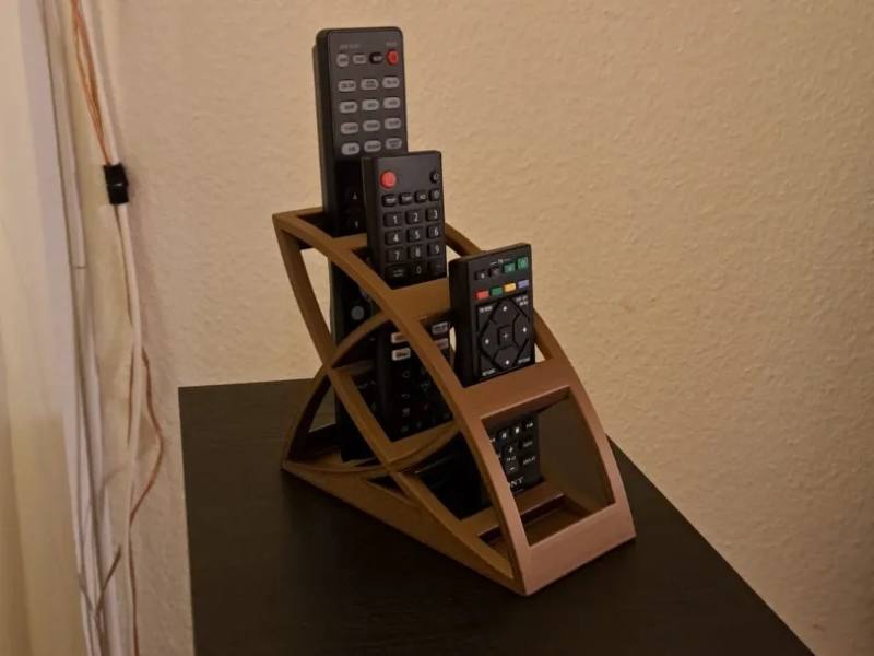 3D Baskı Dört Kumandalık Kavisli Kumanda Standı Modern Yaprak Formlu Kumanda Tutucu Bronz
