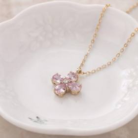 Yonca Figürlü Pembe Zirkon Taşlı Gold Kolye | İmalattan Toptan Çelik Takı
